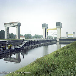 Rijkswaterstaat, Prins Bernhardsluizen